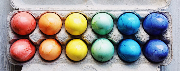 Das Foto zeigt bunt bemalte Eier. Bild: Wokandapix/Pixabay.