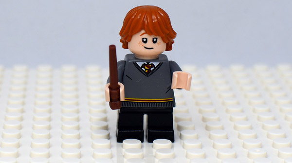 Das Foto zeigt Harry Pottter auf einer Lego-Platte.