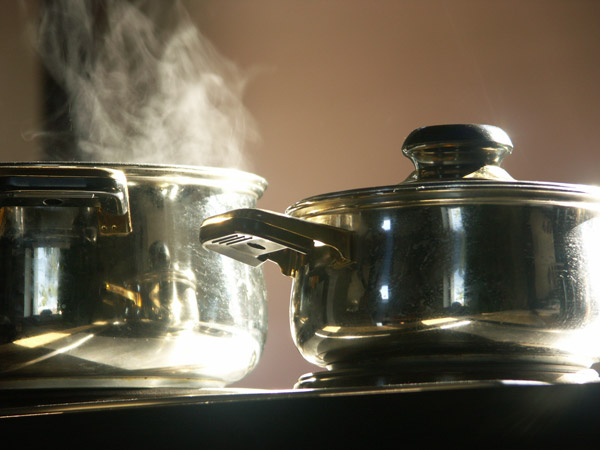 Das Foto zeigt zwei dampfende Kochtöpfe